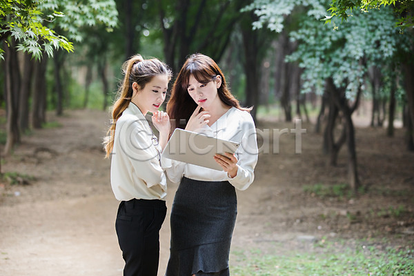 20대 30대 두명 성인 성인여자만 여자 한국인 JPG 앞모습 옆모습 포토 공원 동료 들기 비즈니스우먼 상반신 서기 싱글라이프 야외 우먼라이프 응시 주간 태블릿