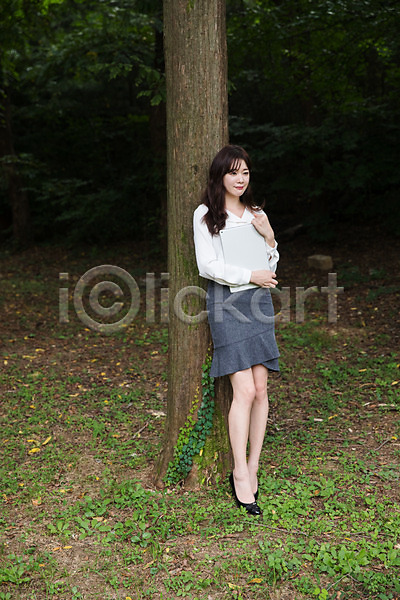 30대 성인 성인여자한명만 여자 한국인 한명 JPG 앞모습 포토 공원 기댐 나무 들기 비즈니스우먼 서기 싱글라이프 야외 우먼라이프 전신 주간 태블릿