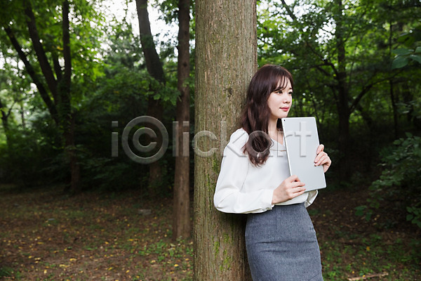 30대 성인 성인여자한명만 여자 한국인 한명 JPG 앞모습 포토 공원 기댐 나무 들기 미소(표정) 비즈니스우먼 상반신 서기 싱글라이프 야외 우먼라이프 응시 주간 태블릿