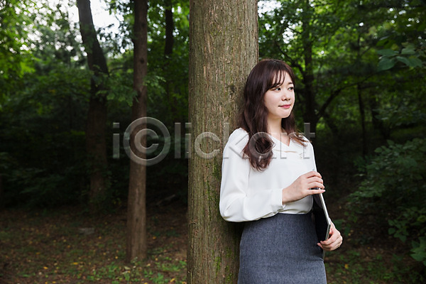 30대 성인 성인여자한명만 여자 한국인 한명 JPG 앞모습 포토 공원 기댐 나무 들기 미소(표정) 비즈니스우먼 상반신 서기 싱글라이프 야외 우먼라이프 응시 주간 태블릿