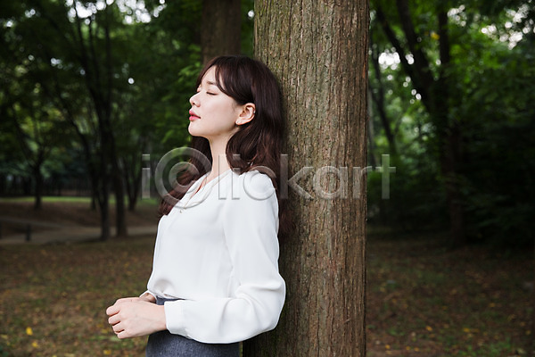 30대 성인 성인여자한명만 여자 한국인 한명 JPG 옆모습 포토 공원 기댐 나무 눈감음 비즈니스우먼 상반신 서기 싱글라이프 야외 우먼라이프 주간