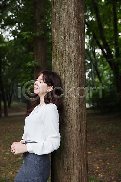 30대 성인 성인여자한명만 여자 한국인 한명 JPG 옆모습 포토 공원 기댐 나무 눈감음 비즈니스우먼 상반신 서기 싱글라이프 야외 우먼라이프 주간