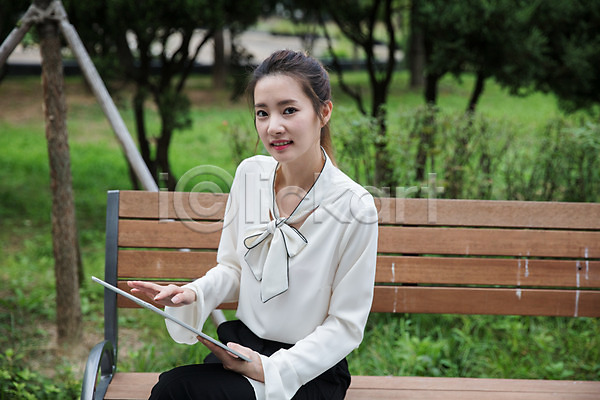 20대 성인 성인여자한명만 여자 한국인 한명 JPG 앞모습 포토 공원 들기 벤치 비즈니스우먼 상반신 싱글라이프 앉기 야외 우먼라이프 주간 태블릿
