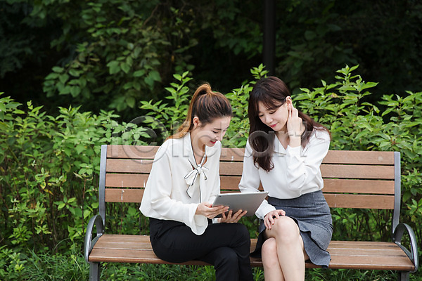 20대 30대 두명 성인 성인여자만 여자 한국인 JPG 앞모습 옆모습 포토 공원 동료 들기 벤치 비즈니스우먼 상반신 싱글라이프 앉기 야외 우먼라이프 응시 주간 태블릿