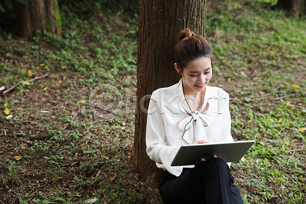 20대 성인 성인여자한명만 여자 한국인 한명 JPG 앞모습 포토 공원 기댐 나무 들기 미소(표정) 비즈니스우먼 상반신 싱글라이프 앉기 야외 우먼라이프 응시 주간 태블릿