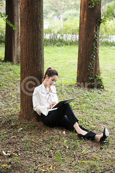 20대 성인 성인여자한명만 여자 한국인 한명 JPG 옆모습 포토 공원 기댐 나무 들기 미소(표정) 비즈니스우먼 싱글라이프 앉기 야외 우먼라이프 응시 전신 주간 태블릿