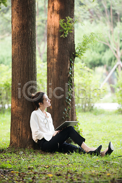 20대 성인 성인여자한명만 여자 한국인 한명 JPG 옆모습 포토 공원 기댐 나무 들기 미소(표정) 비즈니스우먼 싱글라이프 앉기 야외 올려보기 우먼라이프 응시 전신 주간 태블릿