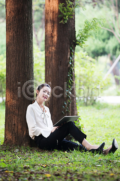 20대 성인 성인여자한명만 여자 한국인 한명 JPG 옆모습 포토 공원 기댐 나무 들기 미소(표정) 비즈니스우먼 싱글라이프 앉기 야외 우먼라이프 전신 주간 태블릿