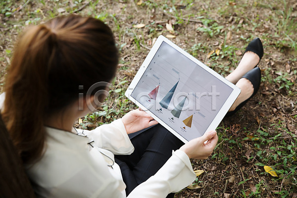 20대 성인 성인여자한명만 여자 한국인 한명 JPG 뒷모습 포토 공원 그래프 기댐 들기 비즈니스우먼 싱글라이프 앉기 야외 우먼라이프 전신 주간 태블릿
