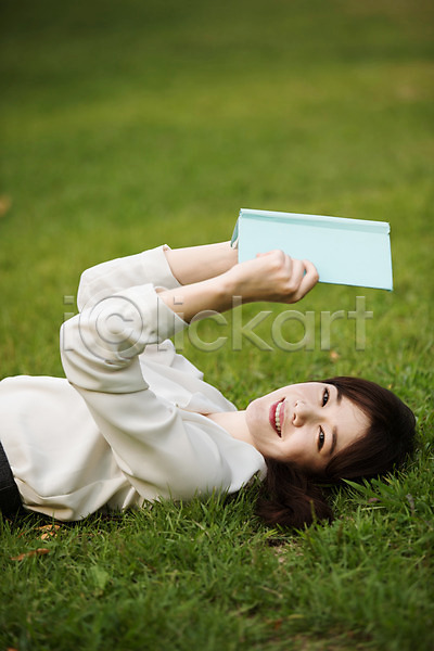 휴식 30대 성인 성인여자한명만 여자 한국인 한명 JPG 옆모습 포토 공원 눕기 들기 미소(표정) 비즈니스우먼 상반신 싱글라이프 야외 우먼라이프 잔디 주간 책