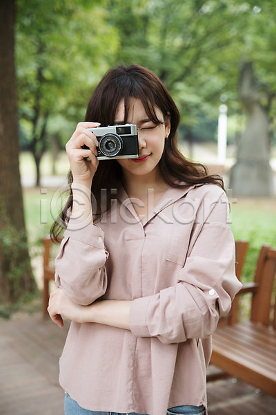 30대 성인 성인여자한명만 여자 한국인 한명 JPG 앞모습 포토 공원 들기 상반신 서기 싱글라이프 야외 얼굴가리기 우먼라이프 주간 카메라