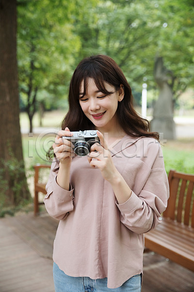 30대 성인 성인여자한명만 여자 한국인 한명 JPG 앞모습 포토 공원 들기 미소(표정) 상반신 서기 싱글라이프 야외 우먼라이프 주간 카메라