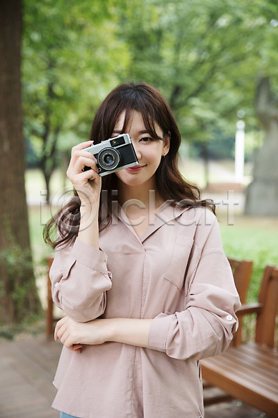 30대 성인 성인여자한명만 여자 한국인 한명 JPG 앞모습 포토 공원 들기 미소(표정) 상반신 서기 싱글라이프 야외 얼굴가리기 우먼라이프 주간 카메라