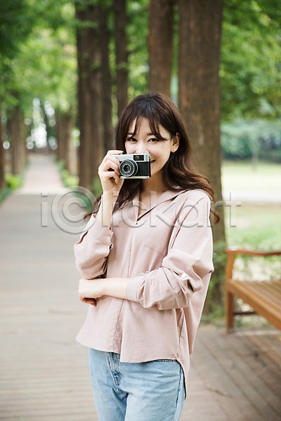 30대 성인 성인여자한명만 여자 한국인 한명 JPG 앞모습 포토 공원 들기 미소(표정) 상반신 서기 싱글라이프 야외 우먼라이프 입가림 주간 카메라