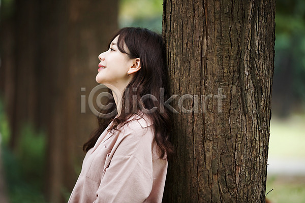 30대 성인 성인여자한명만 여자 한국인 한명 JPG 옆모습 포토 공원 기댐 나무 미소(표정) 상반신 서기 싱글라이프 야외 우먼라이프 응시 주간
