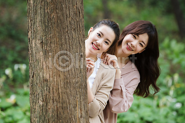 우정 20대 30대 두명 성인 성인여자만 여자 한국인 JPG 앞모습 포토 공원 나무 미소(표정) 상반신 서기 싱글라이프 야외 우먼라이프 주간 친구