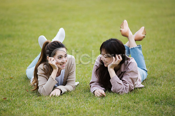 우정 20대 30대 두명 성인 성인여자만 여자 한국인 JPG 앞모습 포토 공원 미소(표정) 싱글라이프 야외 엎드리기 우먼라이프 잔디 전신 주간 친구 턱괴기