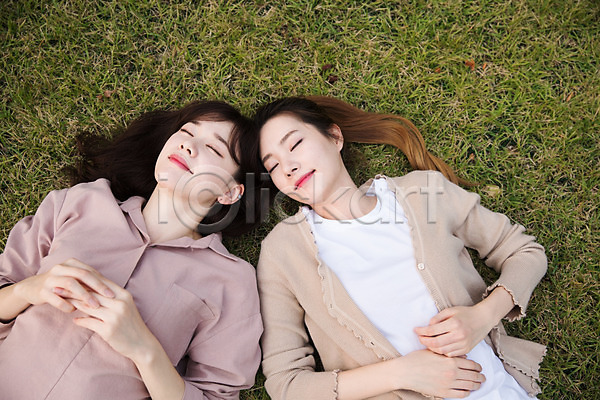 우정 휴식 20대 30대 두명 성인 성인여자만 여자 한국인 JPG 앞모습 포토 공원 눈감음 눕기 미소(표정) 상반신 싱글라이프 야외 우먼라이프 잔디 주간 친구