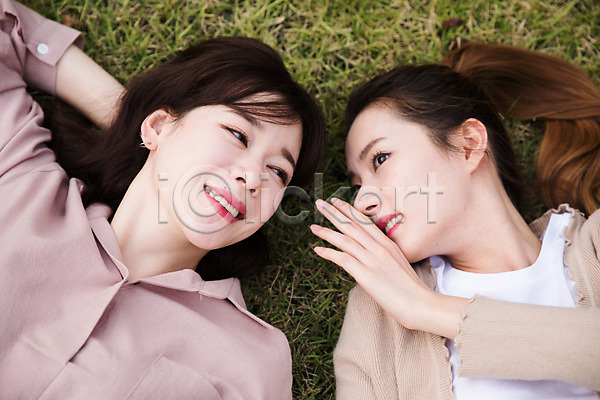 우정 휴식 20대 30대 두명 성인 성인여자만 여자 한국인 JPG 앞모습 포토 공원 귓속말 눕기 미소(표정) 상반신 싱글라이프 야외 우먼라이프 잔디 주간 친구