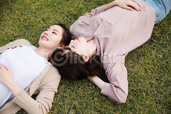 우정 휴식 20대 30대 두명 성인 성인여자만 여자 한국인 JPG 앞모습 포토 공원 눕기 미소(표정) 상반신 싱글라이프 야외 우먼라이프 잔디 주간 친구