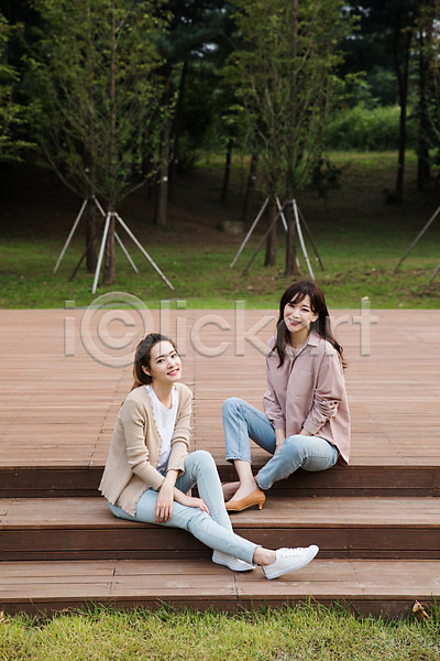 우정 20대 30대 두명 성인 성인여자만 여자 한국인 JPG 앞모습 포토 공원 미소(표정) 싱글라이프 앉기 야외 우먼라이프 잔디 전신 주간 친구