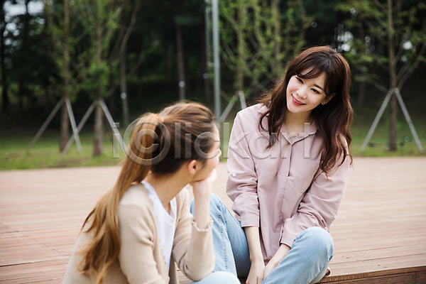 우정 20대 30대 두명 성인 성인여자만 여자 한국인 JPG 앞모습 옆모습 포토 공원 마주보기 미소(표정) 상반신 싱글라이프 앉기 야외 우먼라이프 주간 친구