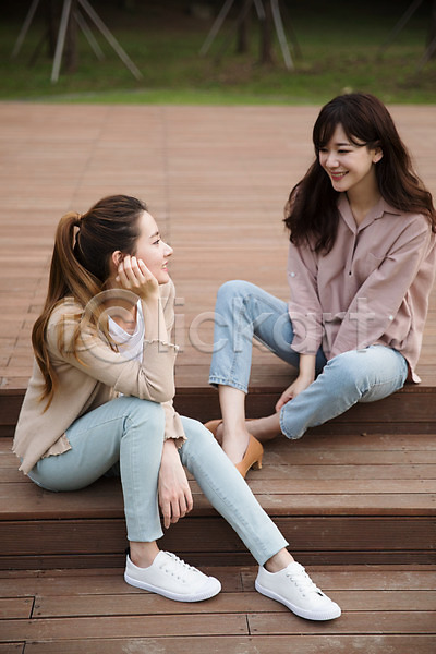 우정 20대 30대 두명 성인 성인여자만 여자 한국인 JPG 앞모습 옆모습 포토 공원 미소(표정) 싱글라이프 앉기 야외 우먼라이프 전신 주간 친구