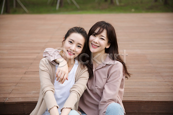 우정 20대 30대 두명 성인 성인여자만 여자 한국인 JPG 앞모습 포토 공원 미소(표정) 상반신 싱글라이프 앉기 야외 어깨동무 우먼라이프 주간 친구
