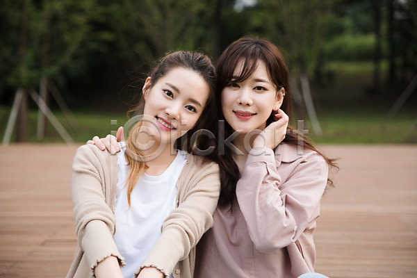우정 20대 30대 두명 성인 성인여자만 여자 한국인 JPG 앞모습 포토 공원 미소(표정) 상반신 싱글라이프 앉기 야외 어깨동무 어깨에손 우먼라이프 주간 친구