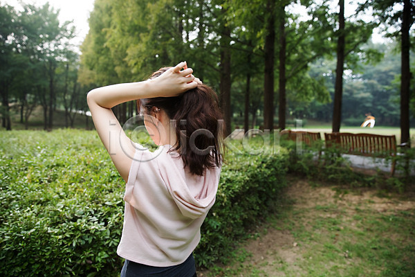 30대 성인 성인여자한명만 여자 한국인 한명 JPG 뒷모습 포토 건강관리 공원 만지기 상반신 서기 스트레칭 싱글라이프 야외 우먼라이프 주간
