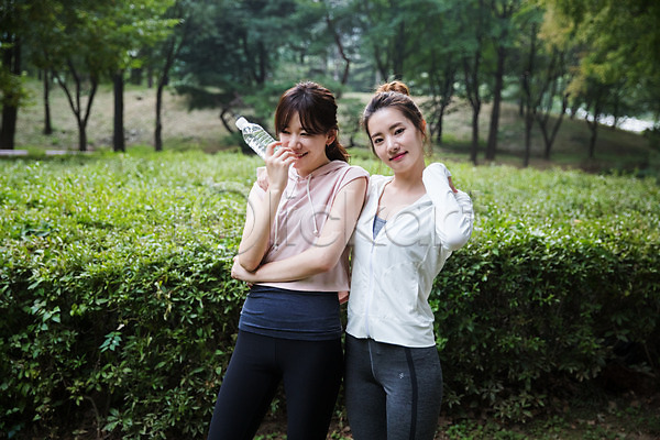 우정 20대 30대 두명 성인 성인여자만 여자 한국인 JPG 앞모습 포토 건강관리 공원 들기 미소(표정) 상반신 생수 서기 싱글라이프 야외 우먼라이프 주간 친구