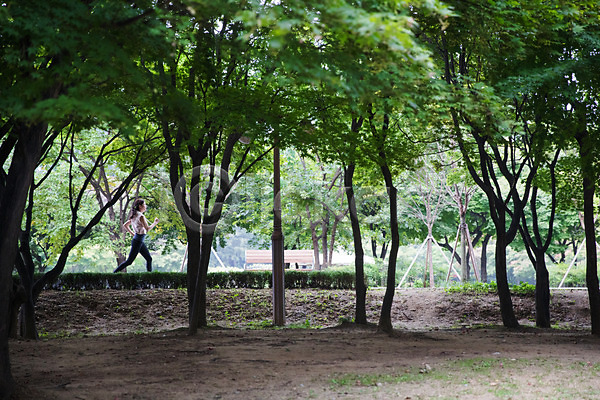 30대 성인 성인여자한명만 여자 한국인 한명 JPG 옆모습 포토 건강관리 공원 나무 달리기 싱글라이프 야외 우먼라이프 전신 조깅 주간
