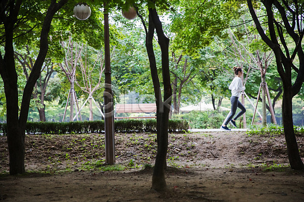20대 성인 성인여자한명만 여자 한국인 한명 JPG 옆모습 포토 건강관리 공원 나무 달리기 싱글라이프 야외 우먼라이프 전신 조깅 주간