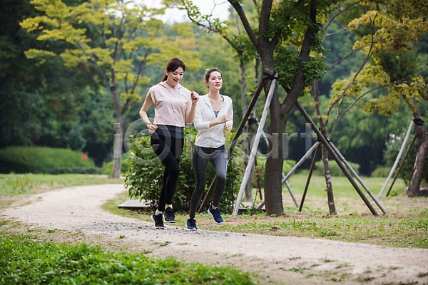 우정 20대 30대 두명 성인 성인여자만 여자 한국인 JPG 앞모습 포토 건강관리 공원 나무 달리기 미소(표정) 싱글라이프 야외 우먼라이프 전신 조깅 주간 친구