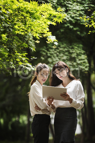 20대 30대 두명 성인 성인여자만 여자 한국인 JPG 앞모습 옆모습 포토 공원 나무 동료 들기 비즈니스우먼 상반신 서기 싱글라이프 야외 우먼라이프 응시 주간 태블릿