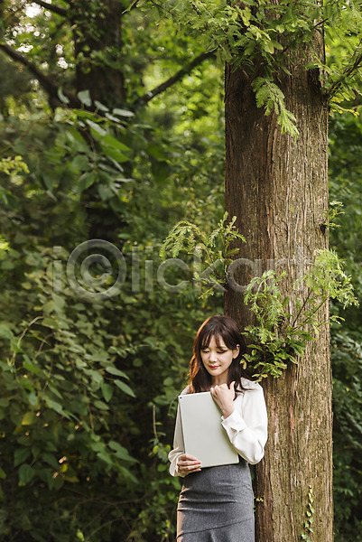 30대 성인 성인여자한명만 여자 한국인 한명 JPG 앞모습 포토 공원 기댐 나무 눈감음 들기 비즈니스우먼 상반신 서기 싱글라이프 야외 우먼라이프 주간 태블릿