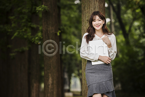 30대 성인 성인여자한명만 여자 한국인 한명 JPG 앞모습 포토 공원 기댐 나무 들기 미소(표정) 비즈니스우먼 상반신 서기 싱글라이프 야외 우먼라이프 주간 태블릿