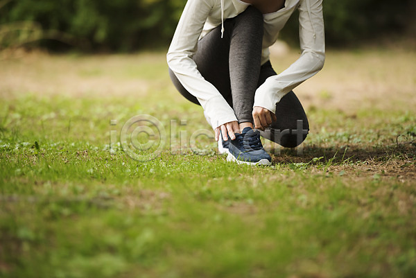 20대 성인 성인여자한명만 여자 한국인 한명 JPG 앞모습 포토 건강관리 공원 신발끈묶기 싱글라이프 앉기 야외 우먼라이프 잔디 주간 하반신