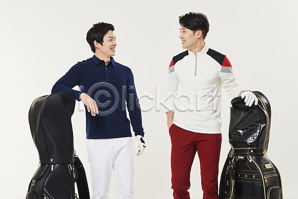 청춘(젊음) 20대 남자 두명 성인 성인남자만 한국인 JPG 앞모습 포토 골프 골프가방 마주보기 미소(표정) 서기 스튜디오촬영 스포츠 실내 전신