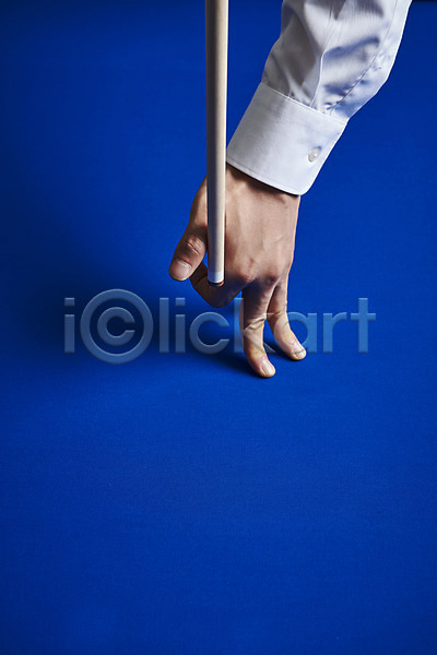 남자 신체부위 JPG 근접촬영 포토 당구 당구장 당구채 손 실내 오브젝트 큐 파란색 포즈 한개