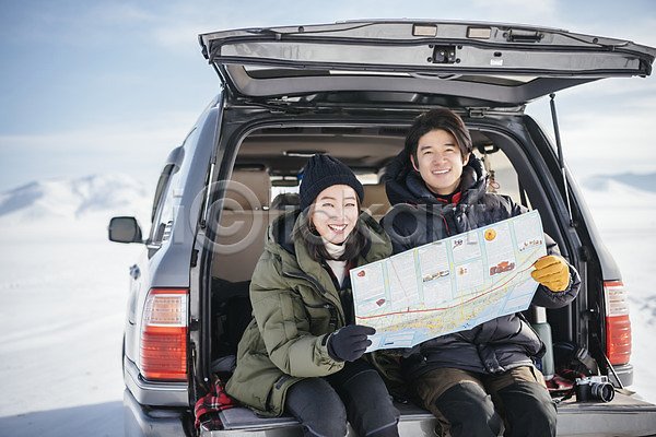 20대 남자 두명 성인 성인만 여자 한국인 JPG 아웃포커스 앞모습 포토 겨울 눈(날씨) 들기 몽골 산 상반신 설원 아시아 아웃도어 앉기 야외 여행 여행객 웃음 자동차 자동차트렁크 주간 지도 커플