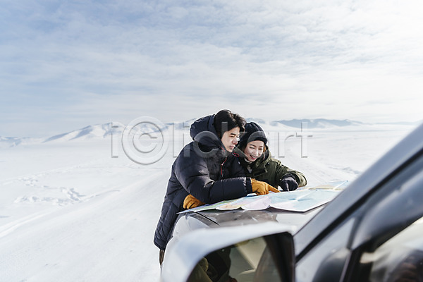 20대 남자 두명 성인 성인만 여자 한국인 JPG 아웃포커스 앞모습 포토 가리킴 겨울 눈(날씨) 몽골 산 상반신 서기 설원 아시아 아웃도어 야외 여행 여행객 응시 자동차 주간 지도 커플 하늘