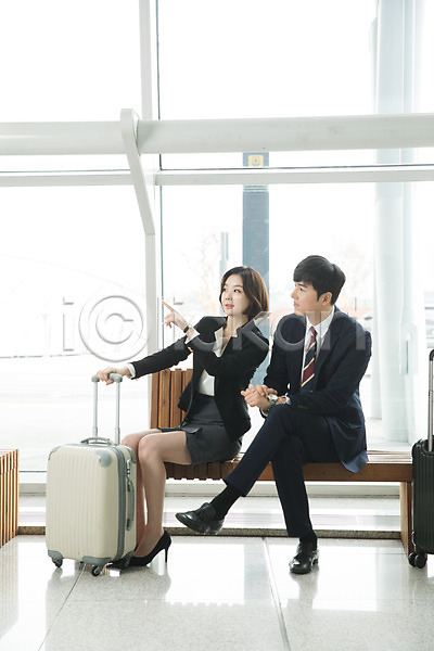 출장 20대 30대 남자 두명 성인 성인만 여자 한국인 JPG 앞모습 포토 가리킴 공항 비즈니스 비즈니스맨 비즈니스우먼 손가락 실내 앉기 의자 인천국제공항 전신 직장인 캐리어