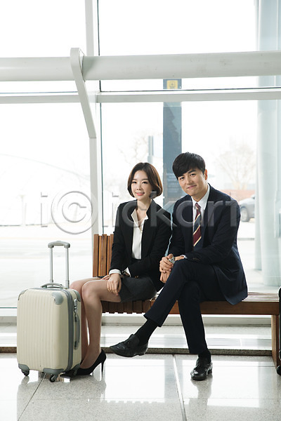 출장 20대 30대 남자 두명 성인 성인만 여자 한국인 JPG 앞모습 포토 공항 미소(표정) 비즈니스 비즈니스맨 비즈니스우먼 손모으기 실내 앉기 의자 인천국제공항 전신 직장인 창가 캐리어