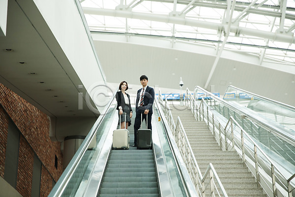 출장 20대 30대 남자 두명 성인 성인만 여자 한국인 JPG 앞모습 포토 계단 공항 내려보기 비즈니스 비즈니스맨 비즈니스우먼 서기 승차 실내 에스컬레이터 인천국제공항 잡기 전신 직장인 캐리어