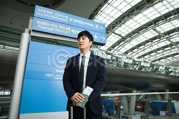 출장 30대 남자 성인 성인남자한명만 한국인 한명 JPG 앞모습 포토 공항 미소(표정) 비즈니스 비즈니스맨 상반신 서기 실내 여권 인천국제공항 캐리어 표지판