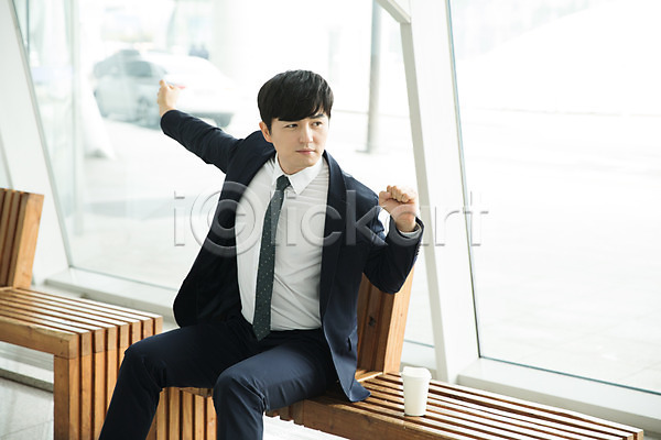 출장 30대 남자 성인 성인남자한명만 한국인 한명 JPG 앞모습 포토 공항 비즈니스 비즈니스맨 상반신 실내 앉기 응시 의자 인천국제공항 커피 팔벌리기