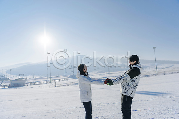 다정 20대 남자 두명 성인 성인만 여자 한국인 JPG 옆모습 포토 겨울 눈(날씨) 몽골 미소(표정) 상반신 서기 손잡기 스키장 야외 주간 커플 햇빛