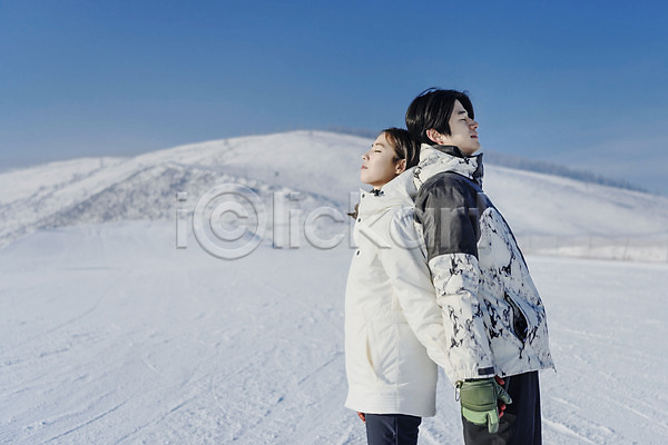 다정 20대 남자 두명 성인 성인만 여자 한국인 JPG 옆모습 포토 겨울 눈(날씨) 눈감음 등맞대기 몽골 상반신 서기 손잡기 스키장 야외 주간 커플 하늘