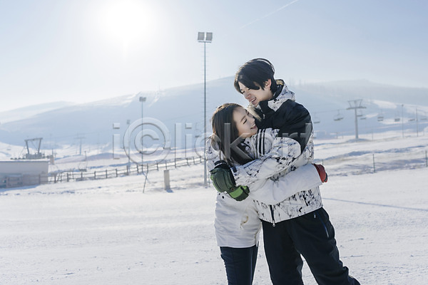 다정 즐거움 20대 남자 두명 성인 성인만 여자 한국인 JPG 옆모습 포토 겨울 눈(날씨) 몽골 미소(표정) 상반신 서기 스키장 야외 주간 커플 포옹
